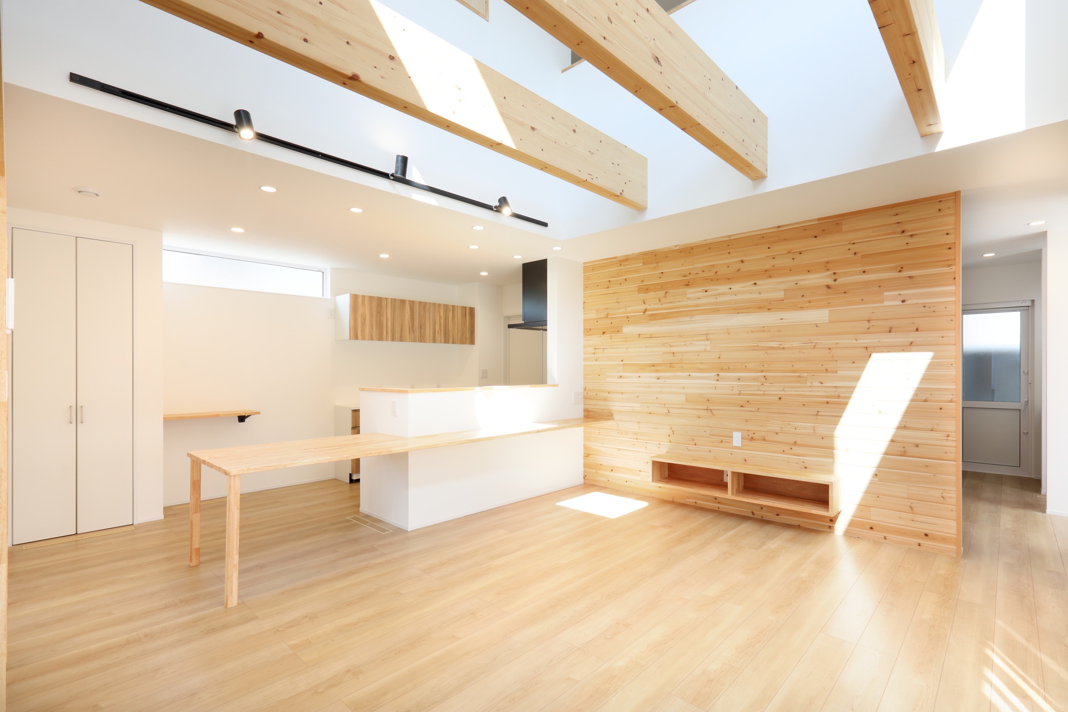 広い吹き抜けがあるＬＤＫを中心に暮らすのイメージ画像